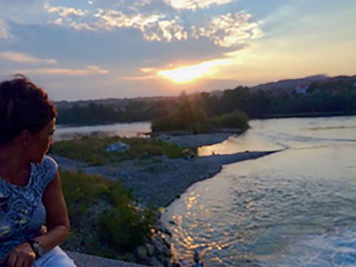 Op de fiets de zonsondergang bij de rivier de Drina. Geniten mooi uitzicht, rust, back to basic, vakantie, vrienden, familie, nieuwe bestemmingen, less is more. With the bike the Sunset by the river Drina. Enjoying beautiful view, silence, back to basic, holiday, friends, family, new destination, less is more, explore Serbia.