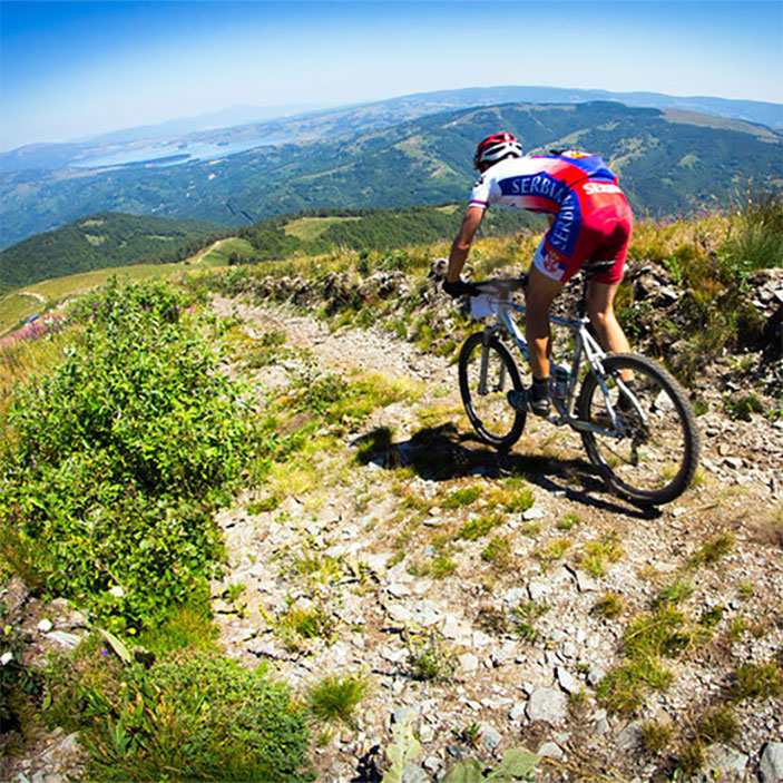 Mountainbiken op de berg de Bobija in West Servië, ongerpte natuur, adventure, nieuwe routes, vrienden, fietsen, biologisch eten. Mountain biking on the Bobija mountain in West Serbia, pure nature, adventure, new routes, friends, cycling, organic food.